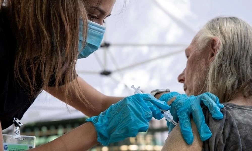 ΗΠΑ-Κορονοϊός: Τουλάχιστον 400.000 άνθρωποι έλαβαν το αναμνηστικό "τσίμπημα"